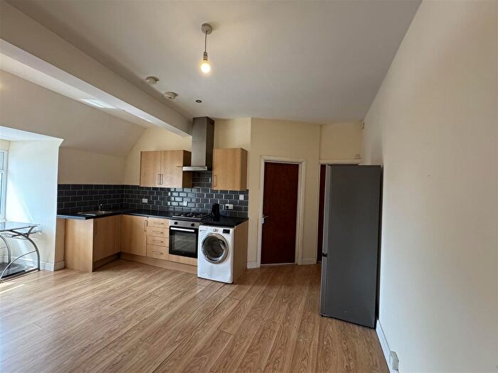 1 Bedroom Flat To Rent In Great West Road, Hounslow, TW5