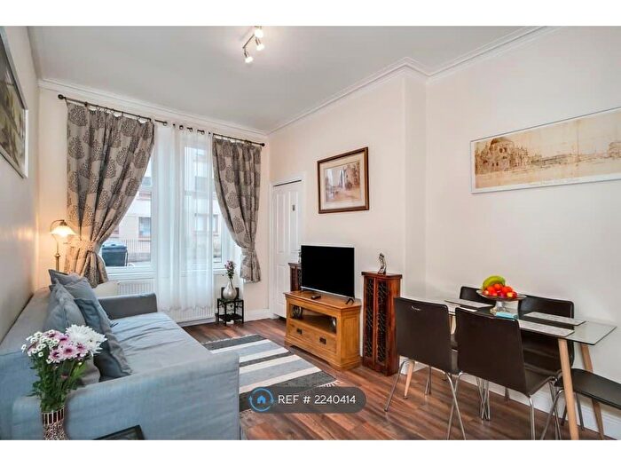 2 Bedroom Flat To Rent In Piersfield Grove, Edinburgh, EH8