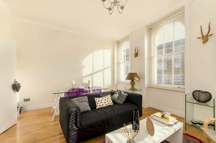 3 Bedroom Flat To Rent In Surrey Square, Elephant And Castle, London, SE17