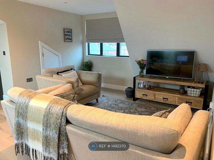 2 Bedroom Flat To Rent In St. Andrews Court, London, SW18