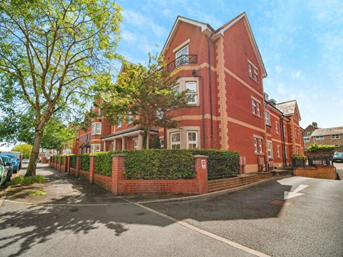 2 Bedroom Flat For Sale In Kirtleton Avenue, Weymouth, DT4
