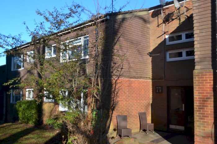 2 Bedroom Flat To Rent In Hickling Way, Harpenden, AL5