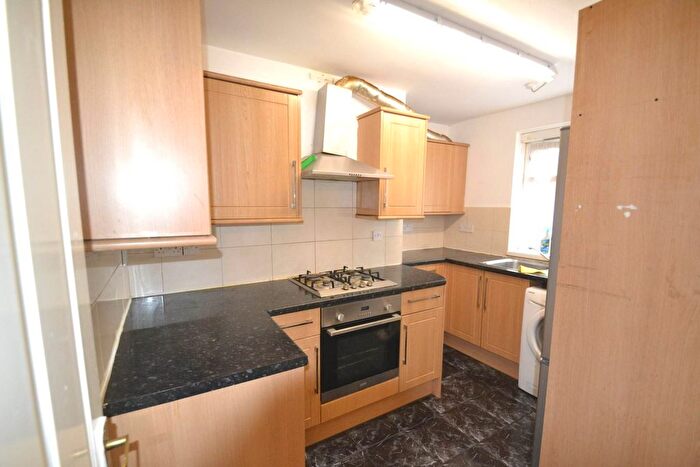 3 Bedroom Flat To Rent In Cranleigh Gardens, Southall, UB1