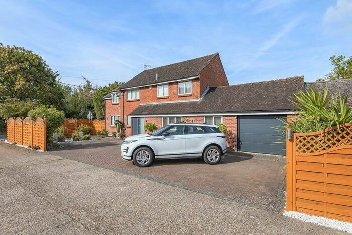 4 Bedroom Detached House For Sale In Fleur House, Thame, OX9
