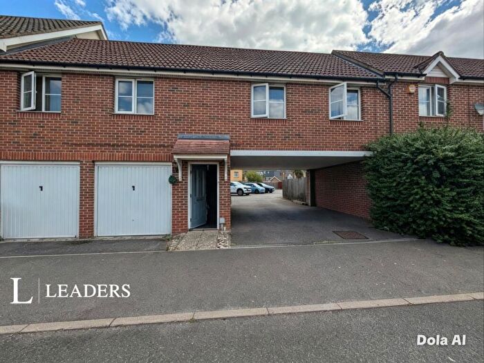 2 Bedroom Maisonette For Sale In Hollist Chase, Wick, Littlehampton, BN17