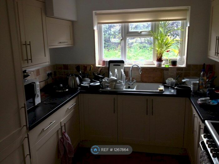 5 Bedroom Semi-Detached House To Rent In Southway, Guildford GU2