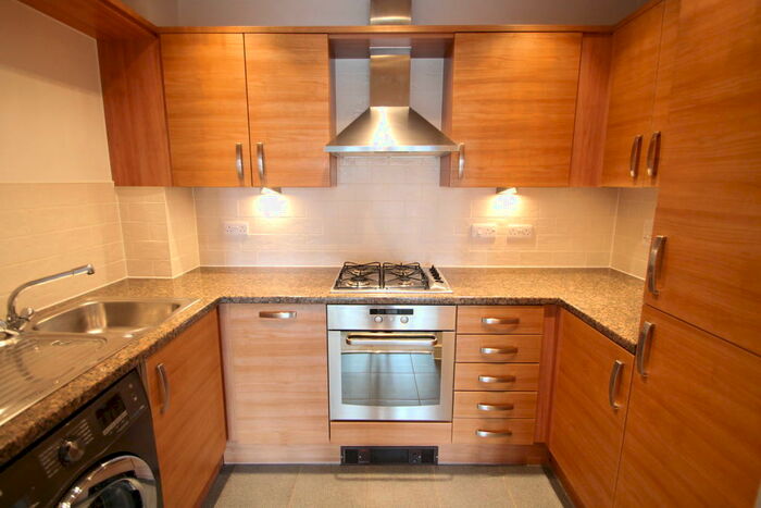 2 Bedroom Flat To Rent In Masons Hill, Bromley, BR2