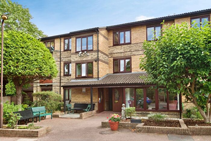 1 Bedroom Flat For Sale In Cambridge Road, London, E11