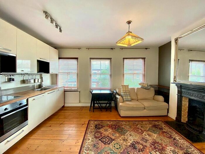 2 Bedroom Flat To Rent In Heyford Avenue, London, SW8