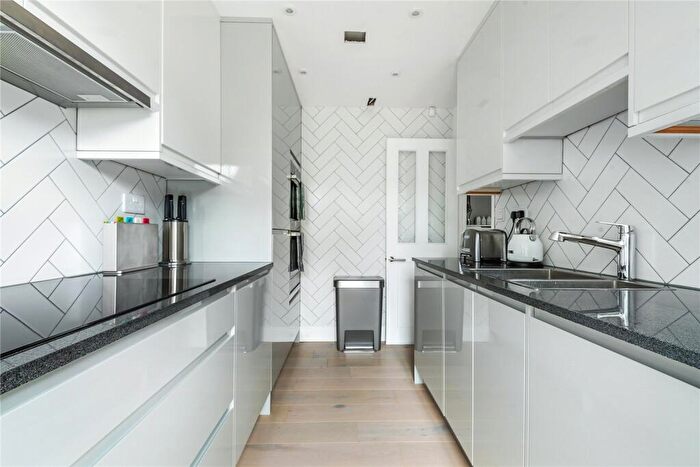 2 Bedroom Flat To Rent In Newminster Court, The Ridgeway, Enfield, EN2