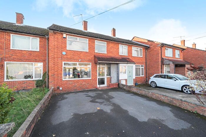 2 Bedroom Terraced House For Sale In Slough, Berkshire, SL2