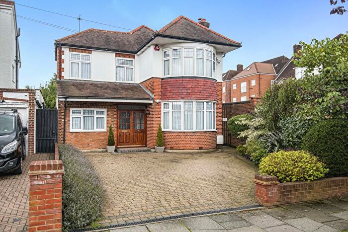 3 Bedroom Detached House For Sale In Leys Gardens, Barnet, EN4