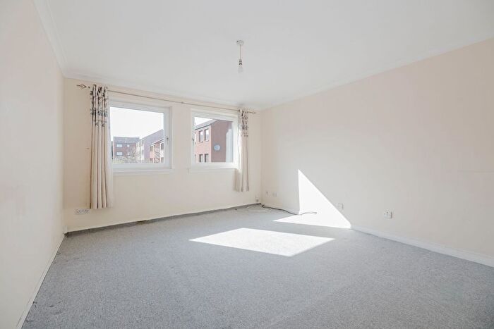 2 Bedroom Flat To Rent In West Winnelstrae, Edinburgh, EH5
