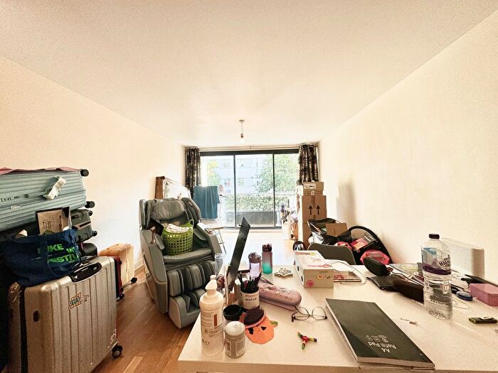 2 Bedroom Flat To Rent In St George's Court, Rothesay Avenue, Wimbledon Chase, SW20