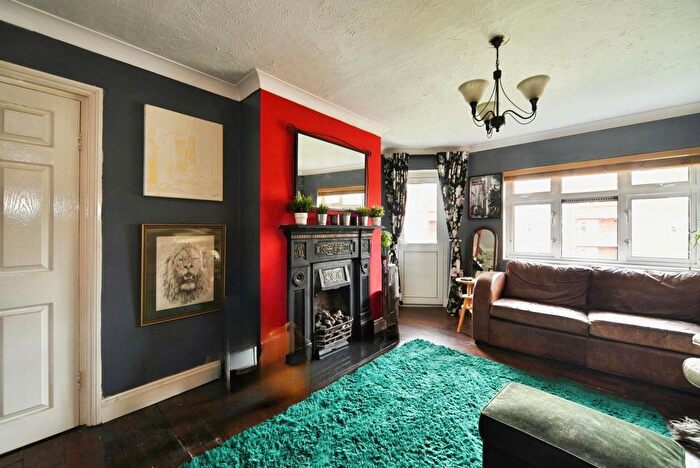 3 Bedroom Flat For Sale In Hermitage Walk, London, London, E18
