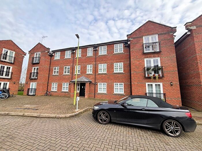 3 Bedroom Flat For Sale In Lime Tree Court, London Colney, AL2