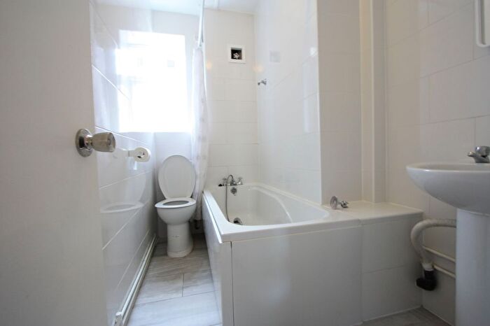 3 Bedroom Flat To Rent In Hopton Road, London, SW16