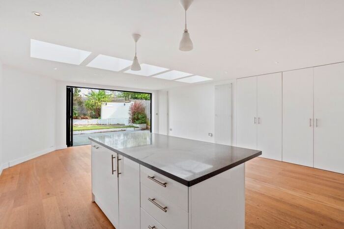 5 Bedroom Town House To Rent In Queens Acre Windsor, SL4
