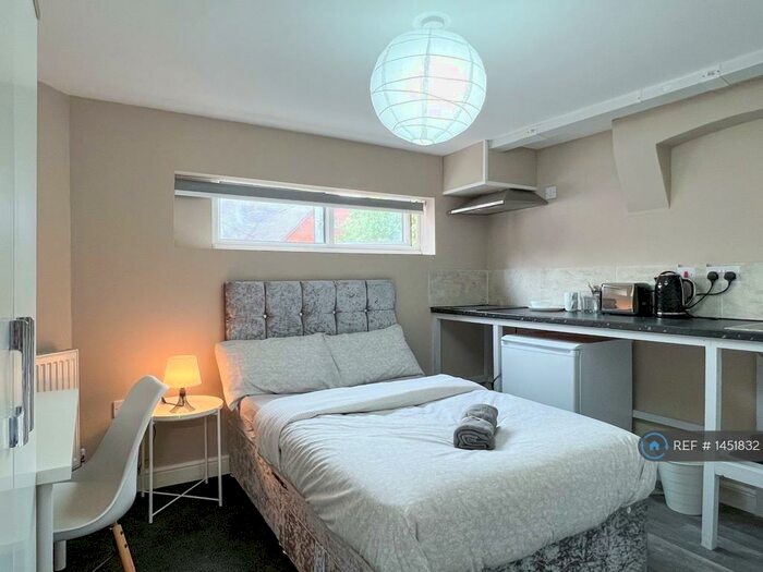 Studio To Rent In Russell Road, Nottingham, NG7