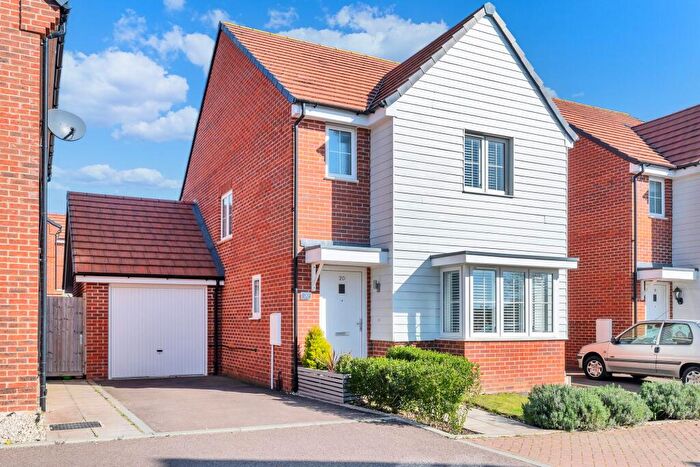 3 Bedroom Link Detached House For Sale In Castle Grove, Buntingford, SG9