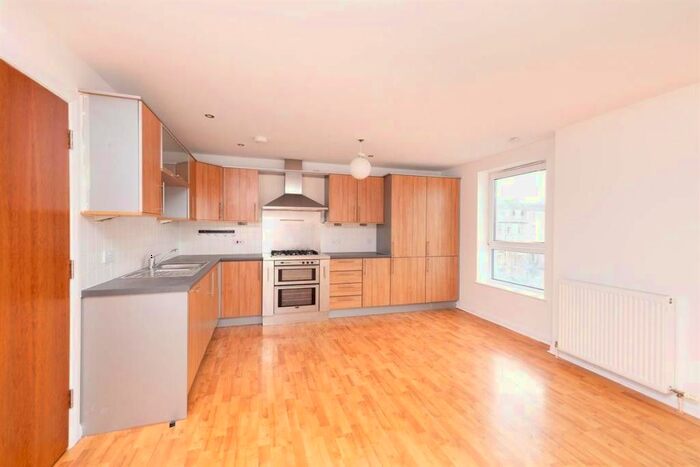 2 Bedroom Flat To Rent In Ross Road, London, SE25