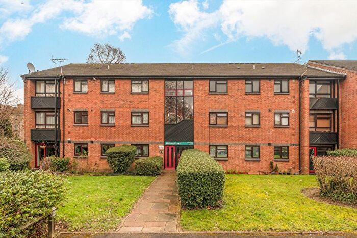 2 Bedroom Flat To Rent In Buckingham Close, Ealing, W5