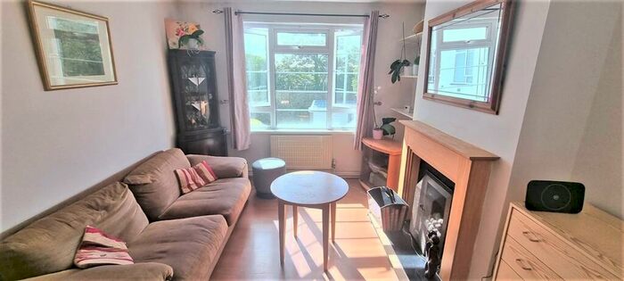 2 Bedroom Flat To Rent In Grosvenor Court, London Road, Morden, Surrey, SM4