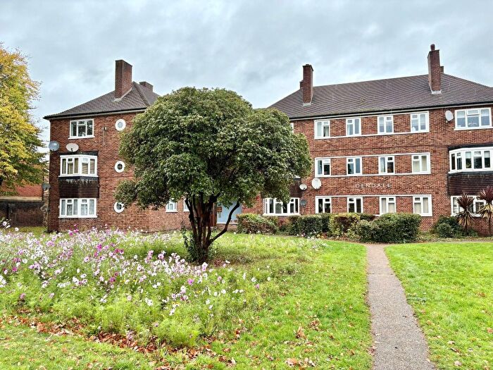 2 Bedroom Flat To Rent In Edendale, Creswick Road, London, W3