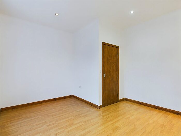 2 Bedroom Maisonette To Rent In Garratt Terrace, London, SW17