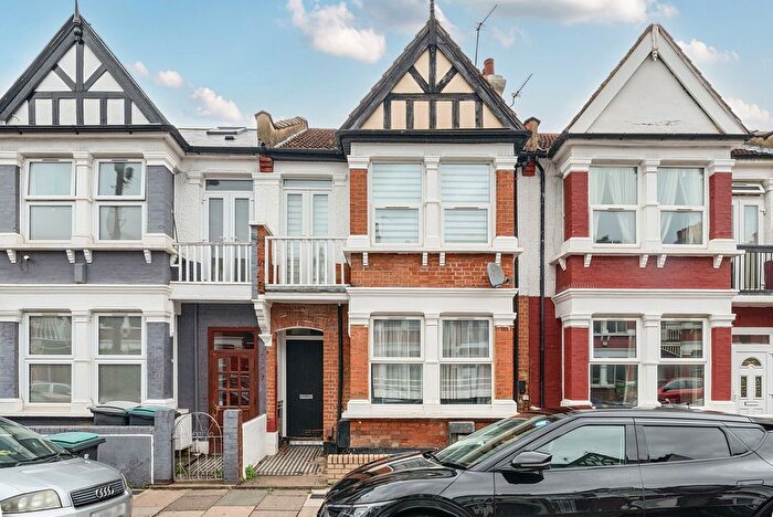 2 Bedroom Flat For Sale In St. Margarets Avenue, London, N15