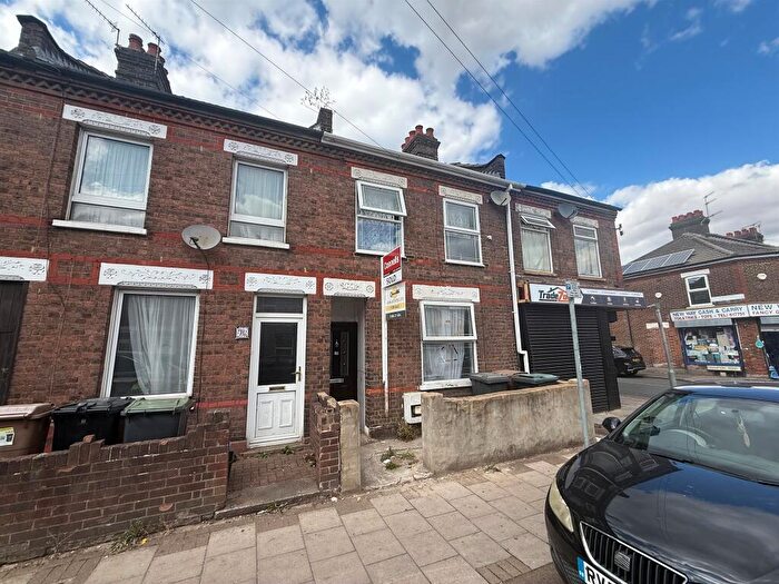 3 Bedroom Terraced House For Sale In Ash Road, Luton, LU4