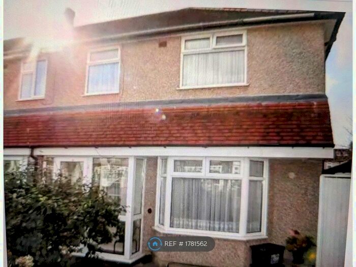 4 Bedroom End Of Terrace House To Rent In Cypress Grove, Ilford, IG6