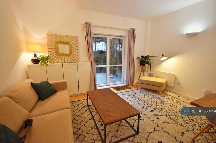 2 Bedroom Flat To Rent In William Fairburn Way, Manchester, M4