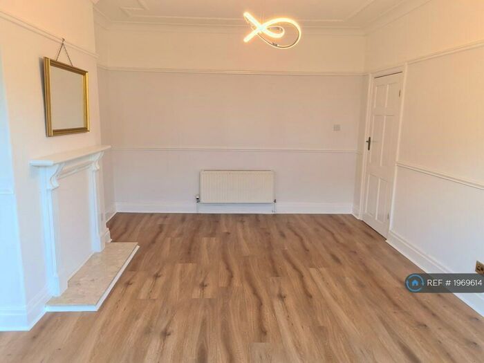 4 Bedroom Semi-Detached House To Rent In St John's Road, Manchester, M16