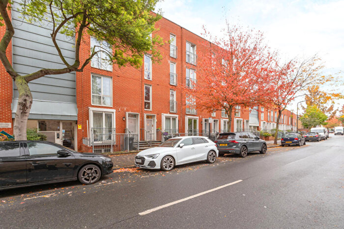 2 Bedroom Flat For Sale In Manor Road, London, N16