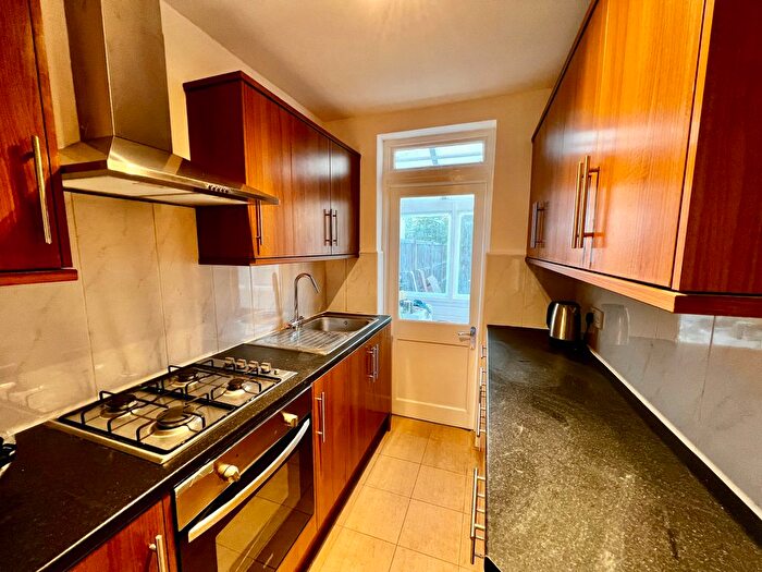 3 Bedroom Flat To Rent In Cavendish Road, New Malden, Surrey, KT3