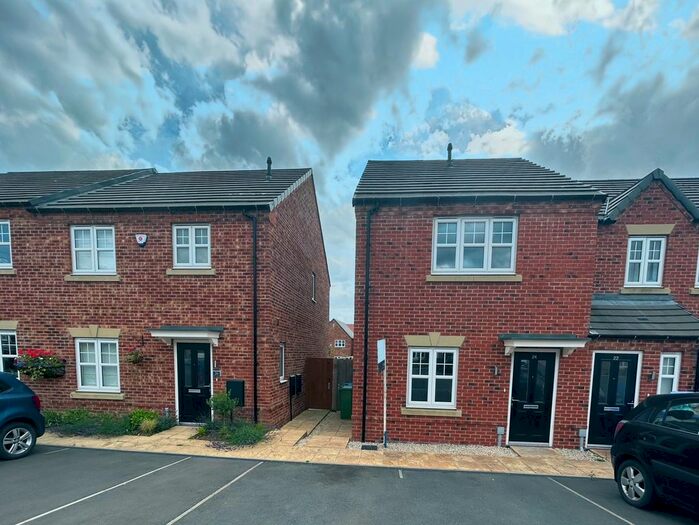 3 Bedroom Town House To Rent In Harper Hill Gardens, Bircotes, Doncaster, DN11