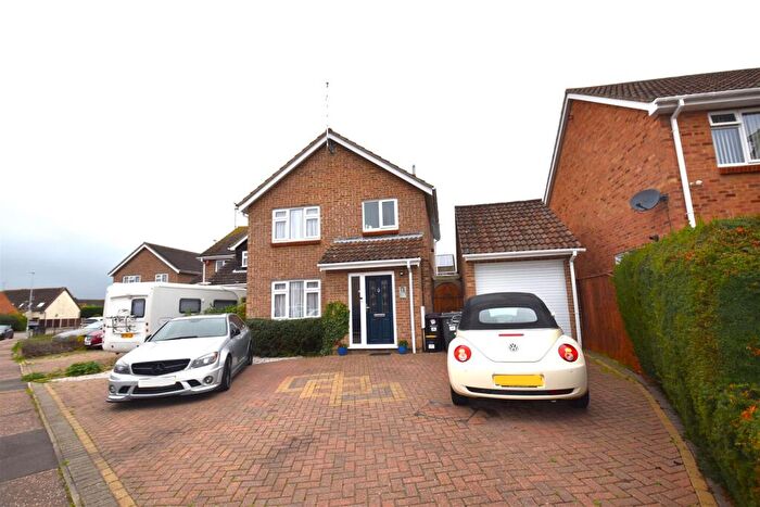3 Bedroom Detached House For Sale In Doulton Way, Ashingdon, SS4