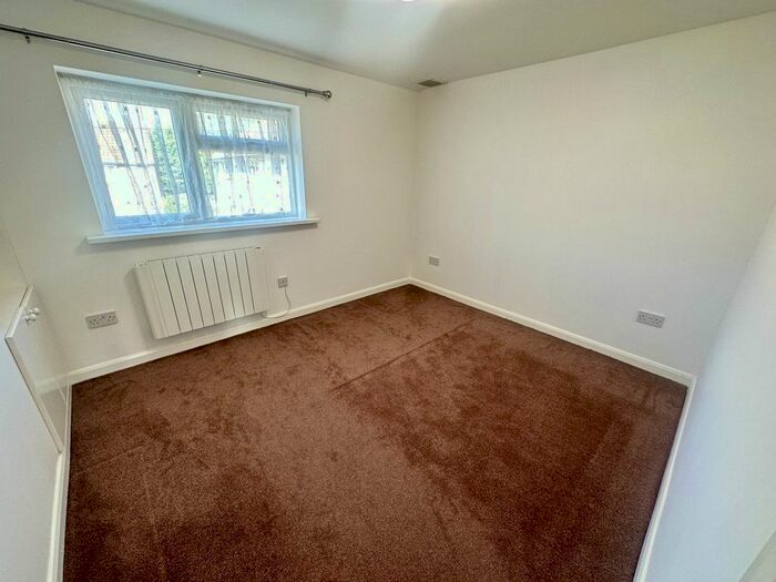 2 Bedroom Flat To Rent In Boundary Close, Southall, UB2