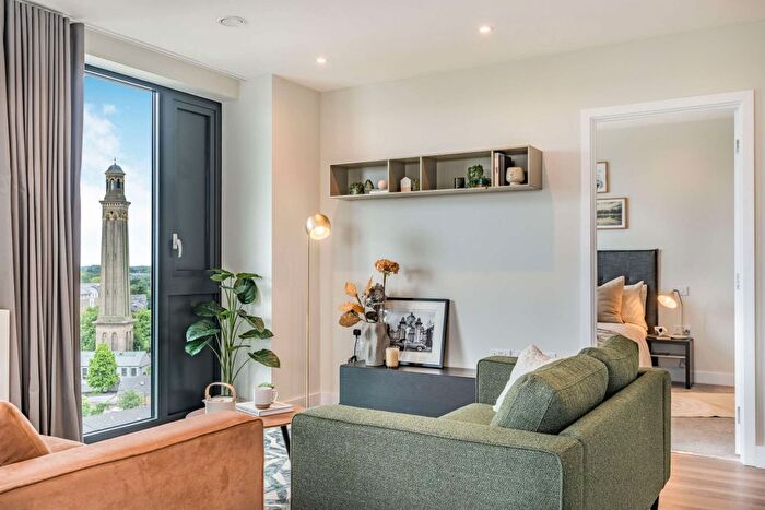 3 Bedroom Flat To Rent In Thomas Layton Way, Brentford, TW8