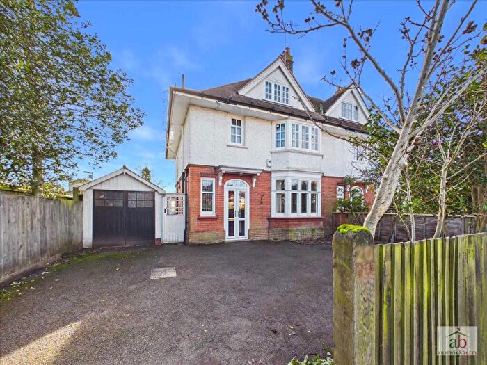 4 Bedroom Semi Detached House For Sale In Woodbridge Road East, Ipswich, IP4