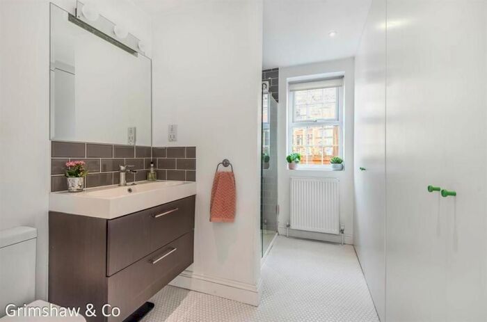 5 Bedroom End Of Terrace House To Rent In Saxon Drive, London, W3