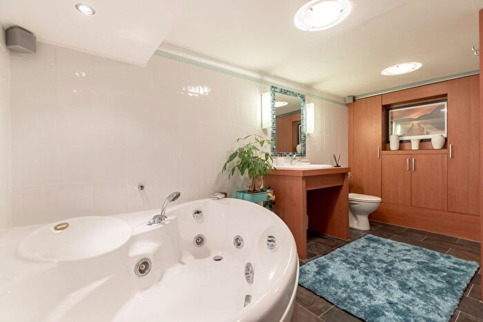 1 Bedroom Flat For Sale In B Carlyle Place, Abbeyhill, EH7