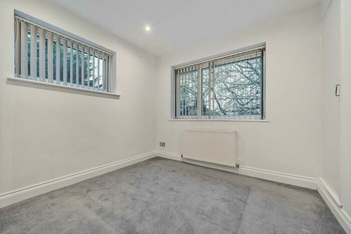 2 Bedroom Maisonette To Rent In Waterfall Close, N14