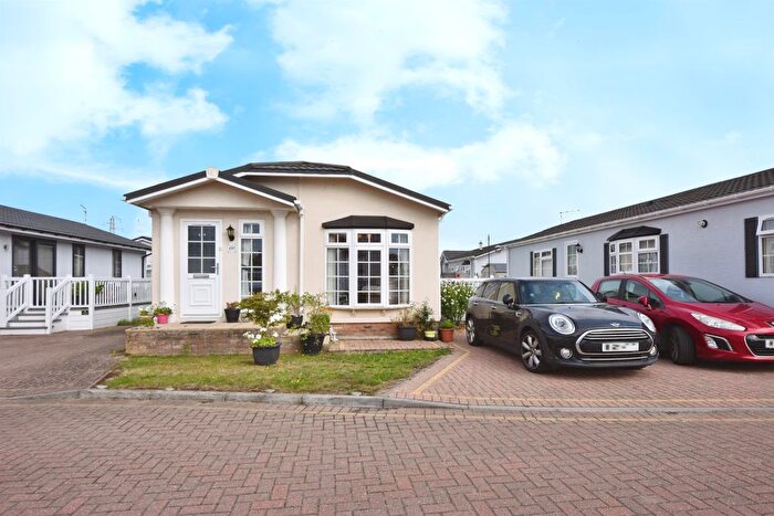 2 Bedroom Park Home For Sale In Elm Way, Battlesbridge, Wickford, SS11