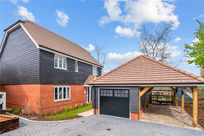 4 Bedroom Detached House For Sale In Fuggle Hop Close, Tongham, Surrey, GU10