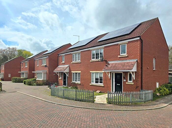 3 Bedroom Semi-Detached House For Sale In Crestwood Close, Northampton, NN3