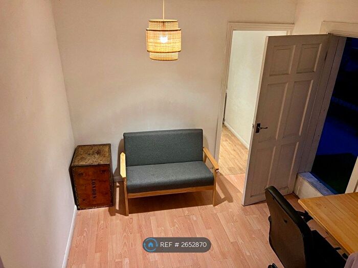 1 Bedroom Flat To Rent In Mile End Road, London, E1