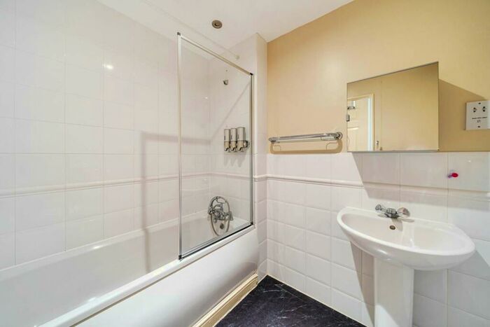 3 Bedroom Flat To Rent In Lowestoft Mews, Gallions Reach, London, E16