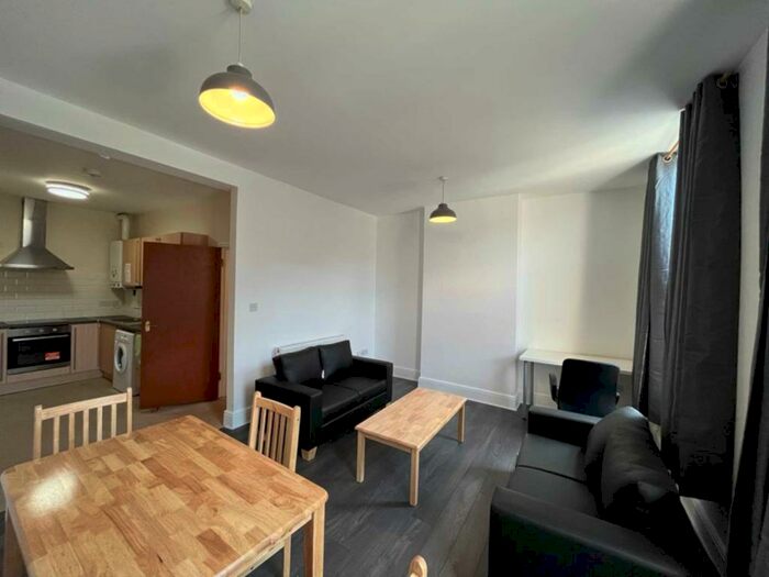 3 Bedroom Flat To Rent In High Road, Leyton, E10